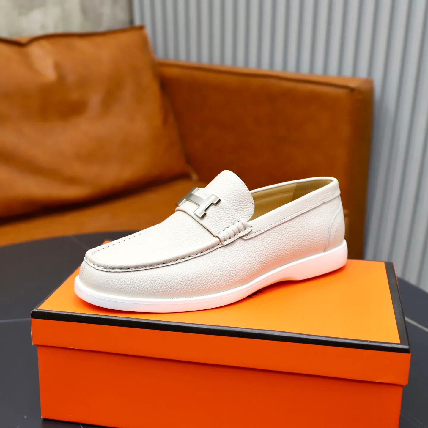 Ex-factory price: 560💰Hermès/Hermès slip-on men's shoes. This shoe is made of imported pebbled cowhide. It has simple and smooth lines and is combined with aerodynamically designed 3CM rubber foam ultra-light soles! Youthful and fashionable, classic H-shaped hardware buckle decoration, calf lining gently wraps the feet, with logo cowhide feet, casual and urban style, highlighting youthful vitality, sports and leisure version, super versatile, code number: 38-39-40-41-42-43-44 standard leather shoe size (45 can be customized but does not support returns)